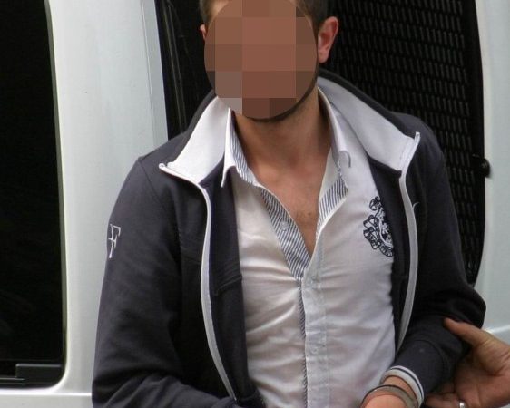 Samsun’da şüphe üzerine yapılan aramada tabancayla yakalanan genç gözaltına alınarak