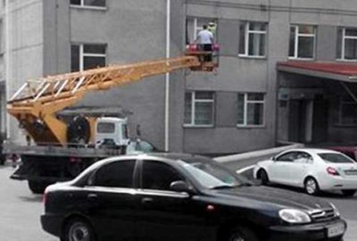 Oğlunu görmek için vinç kiraladı!