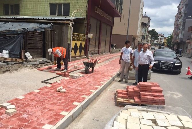 Samsun’un Bafra ilçesinde asfalt çalışmaları biten caddelerde kaldırım çalışmaları başladı.