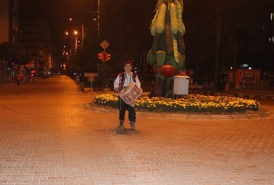 Antalya’nın Kumluca ilçesinde Ramazan davulcusuna önce sözlü tacizde bulunan vatandaşlar,