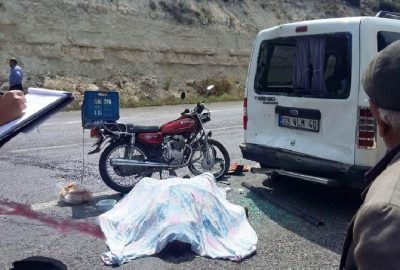 Mersin’in Erdemli ilçesinde, kamyonete arkadan çarpan motosikletin sürücüsü hayatını kaybetti.