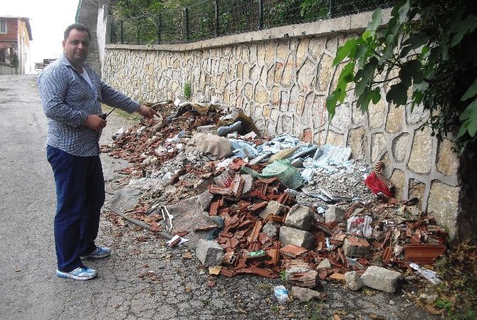 İzmit Belediyesi ekipleri çevre kirliliğini önlemek amacıyla mahalleri dolaşarak denetim