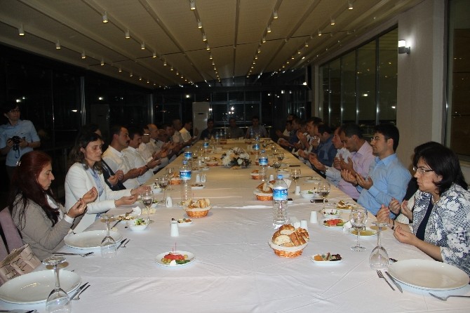 Çan İlçe Kaymakamı Kakillioğlu’ndan Daire Amirlerine İftar Yemeği Çanakkale’nin Çan ilçe Kaymakamı Nurettin Kakillioğlu, daire amirlerine iftar yemeği