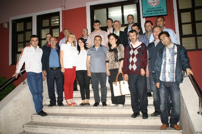 Devrek PTT Personeli İftar Yemeğinde Bir Araya Geldi Devrek PTT Personeli düzenlenen iftar yemeğinde bir araya geldi. Zonguldak’ın