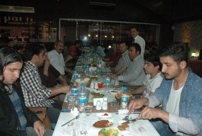 Van’da çalışan basın mensubu Kahve Diyarı’nın düzenlediği iftar programında bir