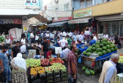 Batman’da Ramazan ayı nedeniyle kent merkezinde kurulan semt pazarlarında yerli