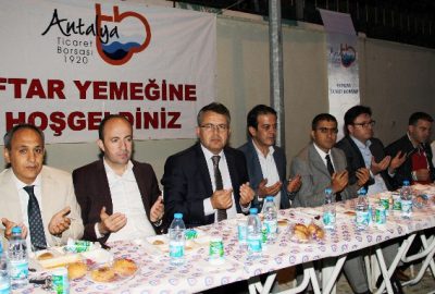 Antalya Ticaret Borsası ilçelerde üyeleri ve vatandaşlarla iftar sofrasında bir