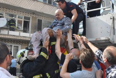 Bursa’da 90 yaşındaki adam yangından böyle kurtarıldı