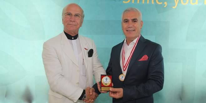 Başkan Bozbey’e Üstün Hizmet Ödülü