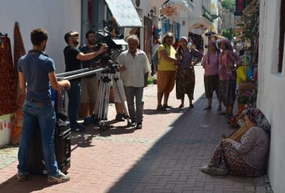 Yönetmen Olgun Özdemir’in yeni filmi “Vicdan Ağacı”nın çekimleri Kuşadası’nda devam