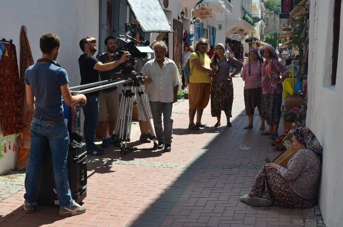 Vicdan Ağacı Filminin Çekimleri Devam Ediyor Yönetmen Olgun Özdemir’in yeni filmi “Vicdan Ağacı”nın çekimleri Kuşadası’nda devam