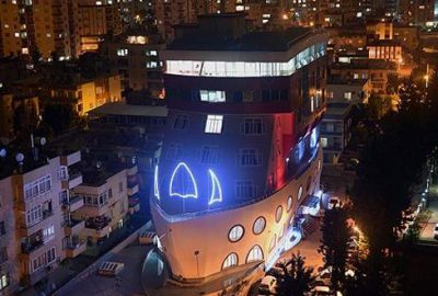 Mersin'de gemi şeklinde inşa edilen 7 katlı bina görenlerin ilgisini