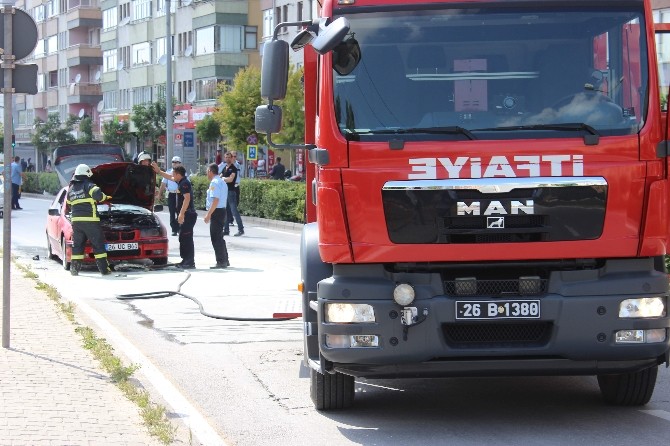 Otomobilleri yanan genç kız gözyaşlarına boğuldu
