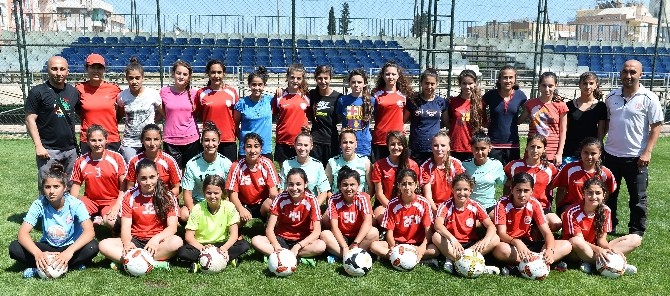 Özel Eğitimden Geçiriliyorlar Önümüzdeki sezon Kadınlar Futbol Birinci Ligi’nde mücadele edecek olan 1207