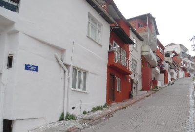 Kozluk mahallesi Aynalıkavak sokakta bulunan binaların cepheleri İzmit Belediyesi Fen