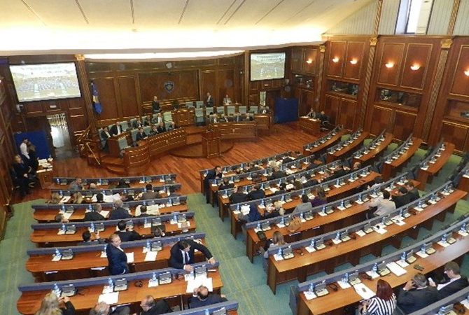 Kosova Meclisi genel kurul oturumunda yaklaşık bir ay önce yaşanan