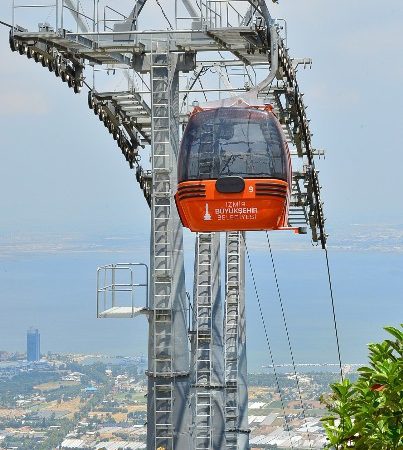 İzmir Büyükşehir Belediyesi’nin yeniden kurduğu Balçova Teleferik Tesisleri’ndeki güvenlik testleri