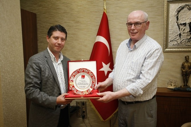 Kılıçdaroğlu’ndan Başkan Kurt’a Teşekkür Plaketi