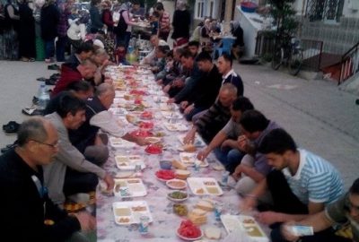 Tavşanlı’da, İstasyon Mahallesi Akşemseddin Caddesi sakinleri oruçlarını, cadde üzerine kurdukları