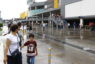 İzmir'de sağanak yağış sırasında Çiğli'deki bir alışveriş merkezinin depo bölümünün