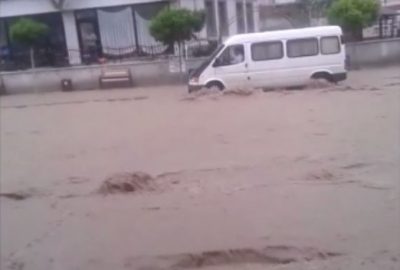 Ankara’da öğleden sonra etkili olan sağanak yağış sele neden oldu.
