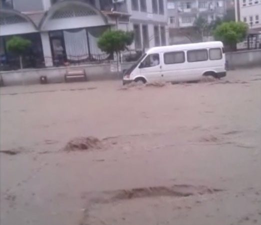 Ankara’da öğleden sonra etkili olan sağanak yağış sele neden oldu.
