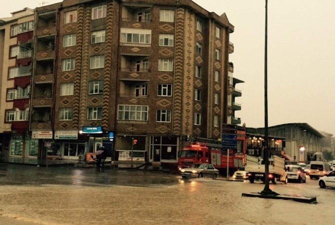 Kırşehir’de Şiddetli Yağış Kırşehir’de akşam saatlerinde başlayan ani yağmur, vatandaşları hazırlıksız yakaladı. Trafik