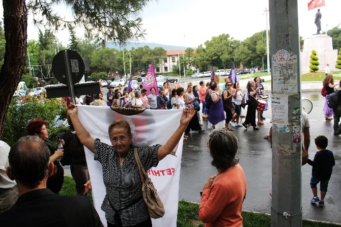 Kadınlar Kadınları Protesto Etti Muğla’da son günlerde işlenen kadın cinayetlerini protesto etmek amacıyla Muğla