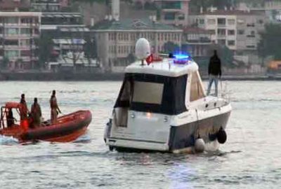 İstanbul Boğazı’nda yalı iskelesine çarpan sürat teknesi battı.