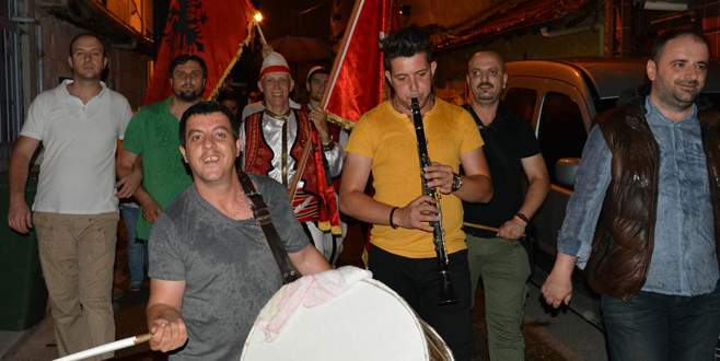 Arnavut göçmenlerinin sahur kültürü Bursa sokaklarında