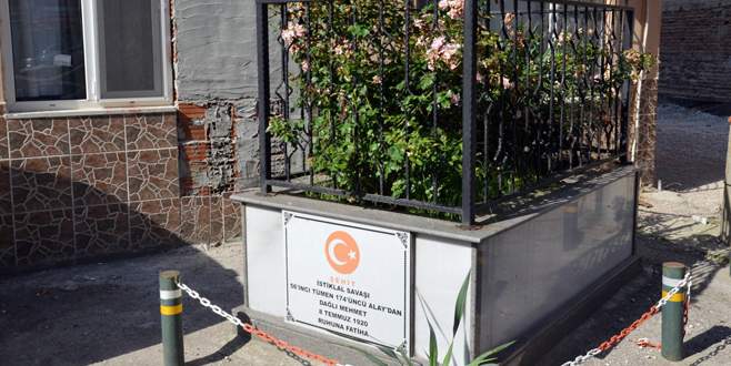 Bursa’da sokak ortasında şehit mezarı Bursa’da sokak ortasında şehit mezarı