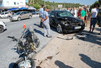 Aydın’ın Didim ilçesinde meydana gelen kazada motosiklet sürücüsü aniden şerit