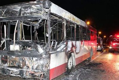 İzmir'de yüzleri poşuyla kapatılmış bir grup tarafından önü kesildikten sonra