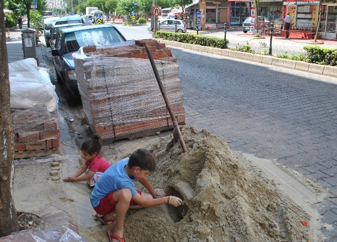Tadilat İçin Getirilen Kum Çocuklar İçin Oyun Sahası Oldu