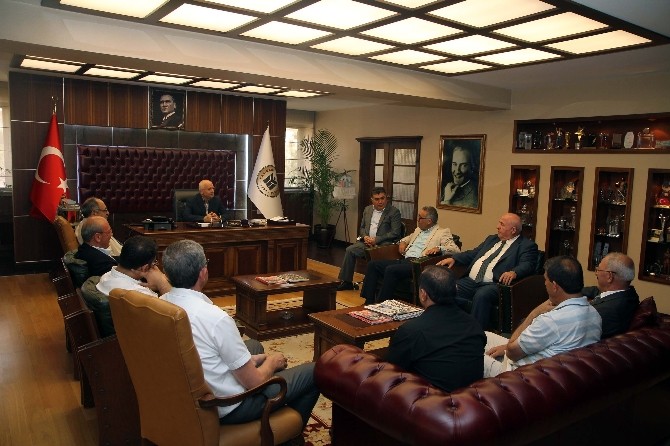 Alevi Kültür Dernekleri’nden Başkan Yaşar’a Ziyaret Alevi Kültür Dernekleri Genel Başkanı Doğan Demir, beraberindeki yönetim kurulu