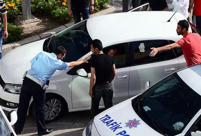 Erzurum'da iki grup arasında para anlaşmazlığından cadde ortasında çıkan, bıçak