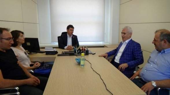 Bu belediye binasında tüm parti vekillerine makam var