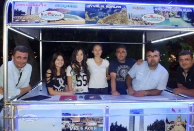 Balıkesir’in Burhaniye ilçesinde, Ören meydanında stant açan tur acenteleri cazip