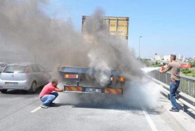 İzmir'de, seyir halindeki seramik yüklü TIR'ın dorsesinin sağ arka tekerleği