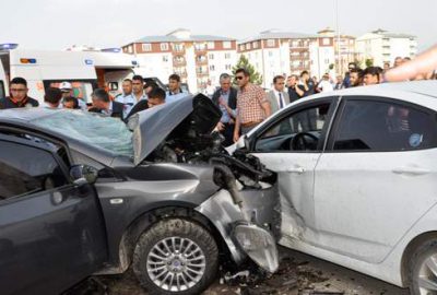 Kars’ta ters yöne giren minibüsün çarptığı otomobilde bulunan polis memuru,