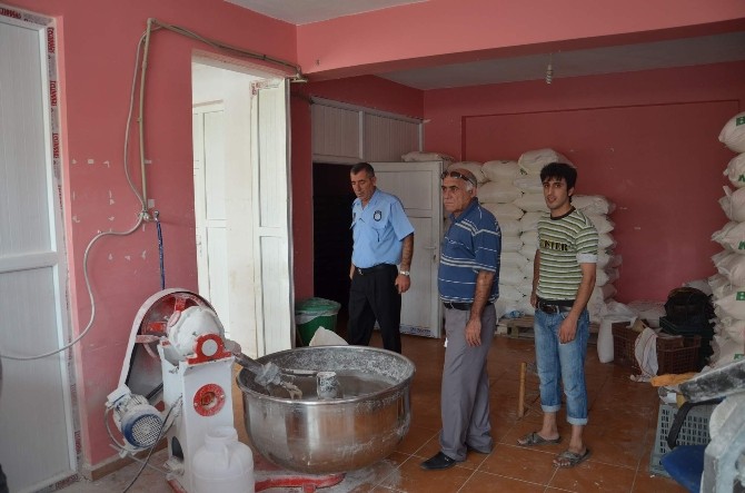 Siirt’in Kurtalan İlçe Belediyesi Zabıta Müdürlüğü’ne bağlı ekipler, fırınlarda denetimlerini