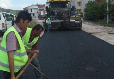 Karesi Belediyesi asfalt mesaisine devam ediyor. Ramazan ayında da çalışmalarını