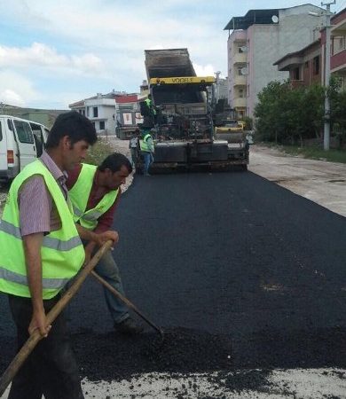 Karesi’de Asfalt Mesaisine Devam Karesi Belediyesi asfalt mesaisine devam ediyor. Ramazan ayında da çalışmalarını