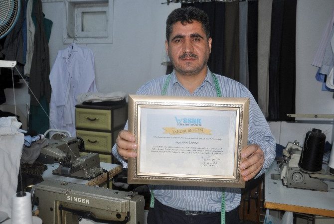 Muş’ta, 2008 yılından itibaren otuz kişiye sigara bıraktıran terzi Alican