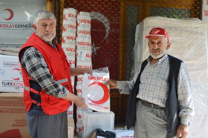 Evi Yanan Aileye Kızılay’dan Yardım