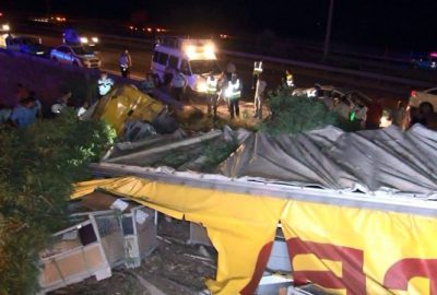 İzmir’den Çeşme istikametine giden demir malzeme yüklü TIR, sürücüsünün kontrolünden