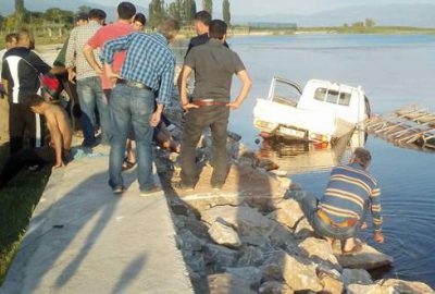 3 genç kamyonetle İznik Gölü’ne uçtu!