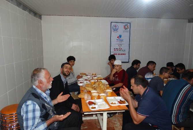 Gençler üzerine proje çalışması yaparak madde bağımlılığı konusunda bilinçlendiren Hacegan