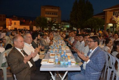 Şehzadeler Belediye Başkanı Ömer Faruk Çelik, Karaağaçlı Mahallesi’nde kurulan iftar