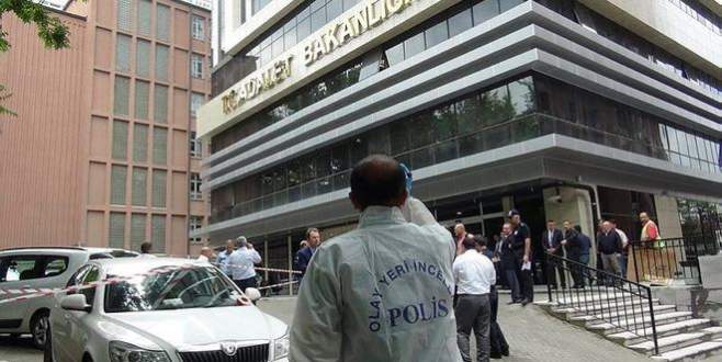 Bakanlık binasına ateş eden kişi tutuklandı Adalet Bakanlığı ek binası tabelasına ateş eden zanlı, "korku, kaygı